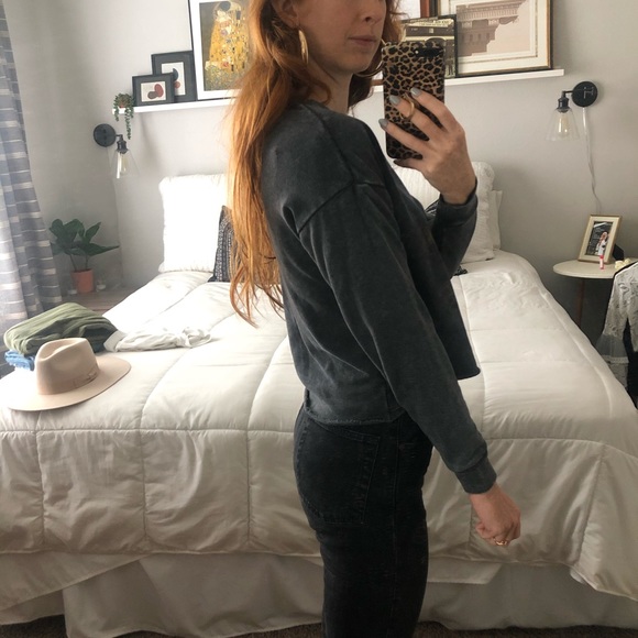 Cropped Graphic Sweater - Picture 3 of 6